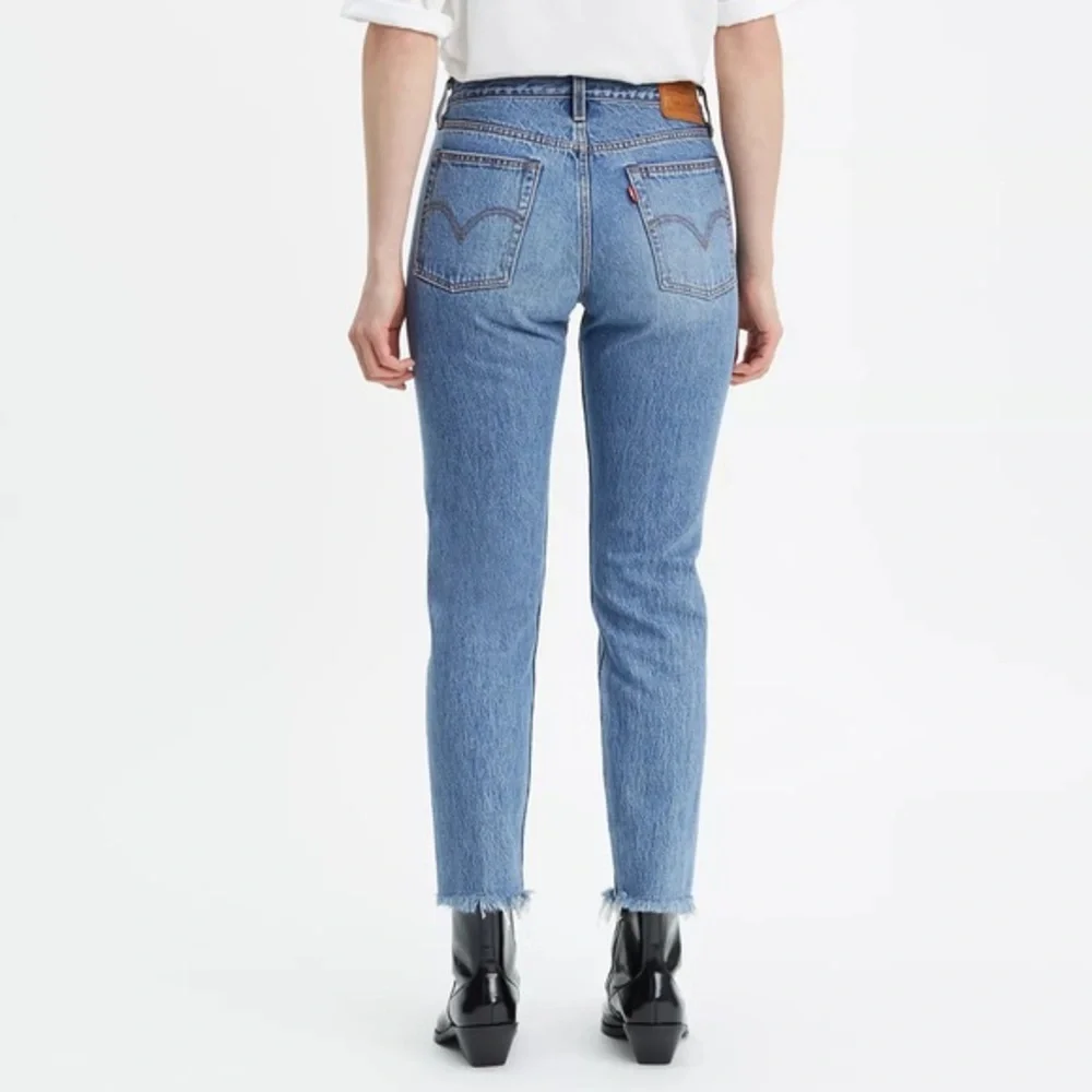 Levi's Premium Wedgie Fit Ankle‎ Womens Jeans 29 Medium Wash Distressed Raw Hem - Picture 2 of 9